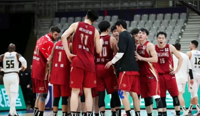 Kaiyun App官方下载滇池黑豹队对阵粤西鲸鲨队，摔跤热身赛惊险晋级，内线统治篮板——门前嗅觉决定胜负(姚鲨首次对决)