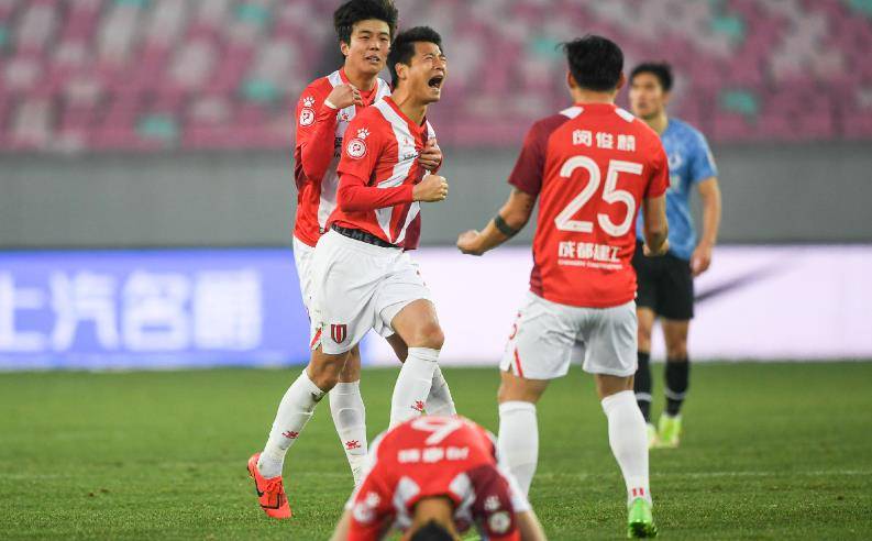 开云体育关于成都蓉城训练开放日；今夜防线松动引欢呼；西甲在即；球队文化再被提及的信息